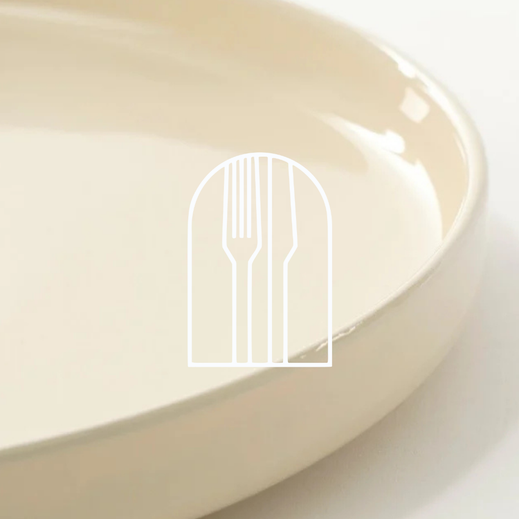 Afbeelding voor de collectie Servies. Op de foto zie je een witte schaal van dichtbij op een wit achtergrond.
