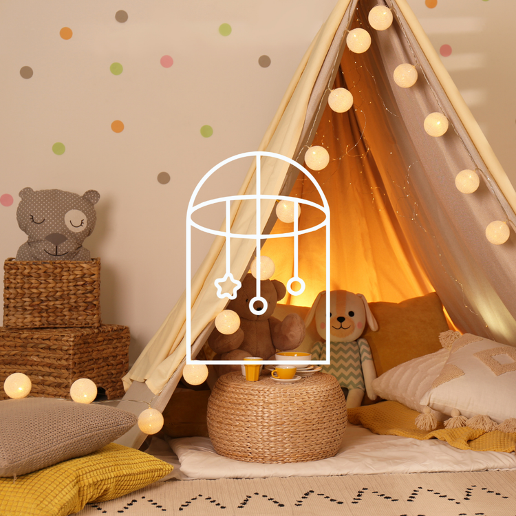 Afbeelding uit de collectie Speeltenten. Op de foto zie je een knusse speeltent met lampjes, en knuffels en kussens om het gezellig te maken.
