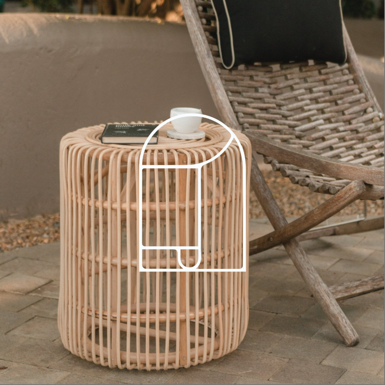 Afbeelding voor de collectie Tafels. Op de afbeelding zie je een rotan bijzettafeltje gestyled in boho sfeer.