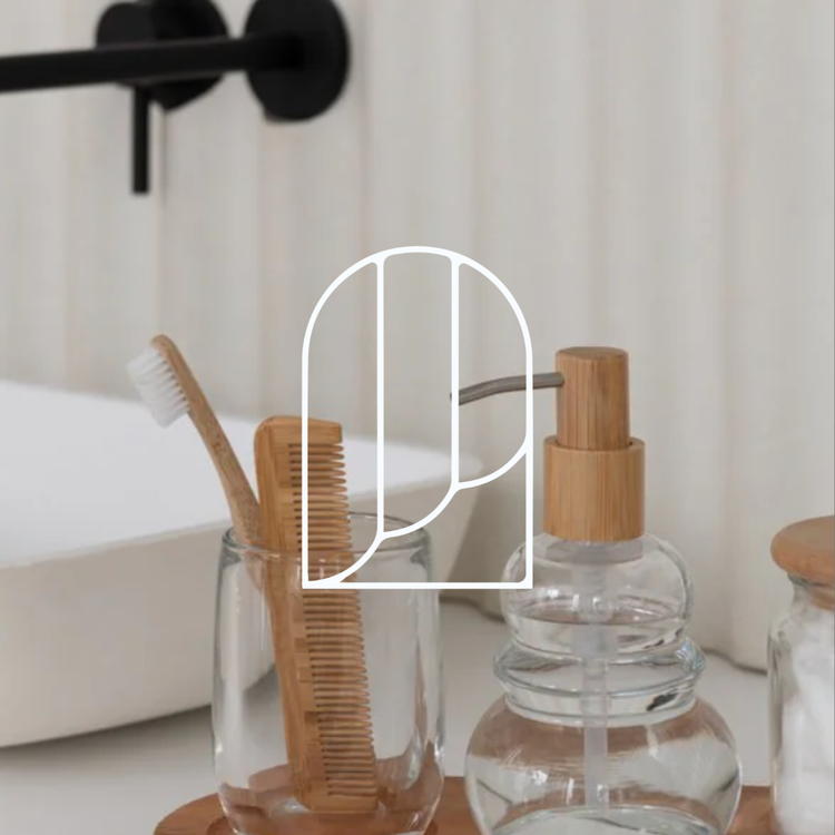 Afbeelding voor de collectie Badkamer Accessoires. Op de afbeelding zie je een luxe badkamer, gemaakt glas en bamboe.