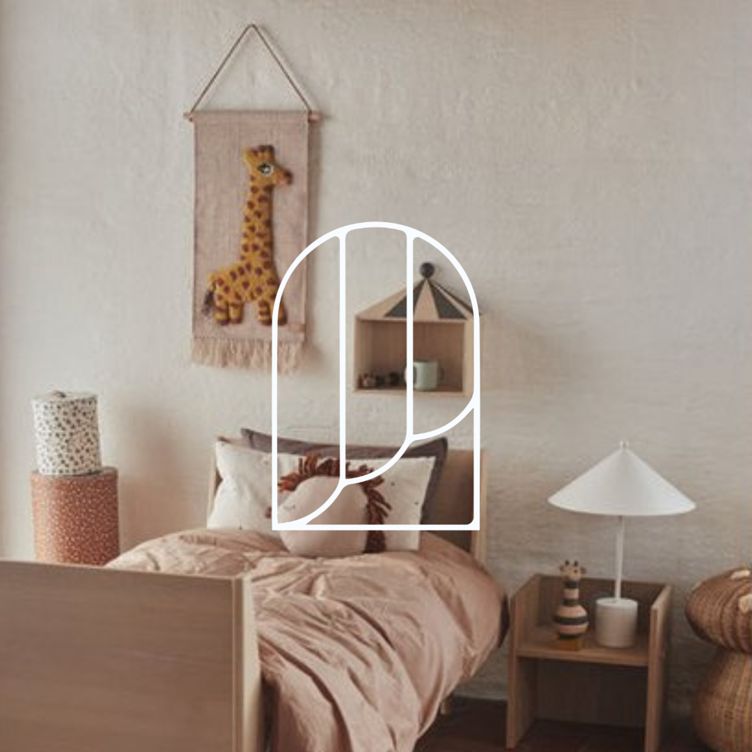 Afbeelding uit de collectie Wanddecoratie. Op de foto zie je een knusse boho slaapkamer, met op de muur allerlei decoratie items zoals een muurkleed en speelse kastjes.