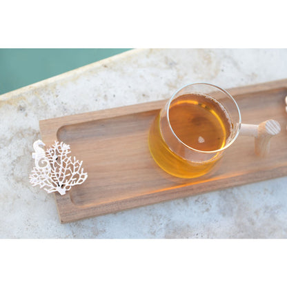 Houten dienblad rechthoek met roségouden handvatten 42 cm met een glas drinken erop
