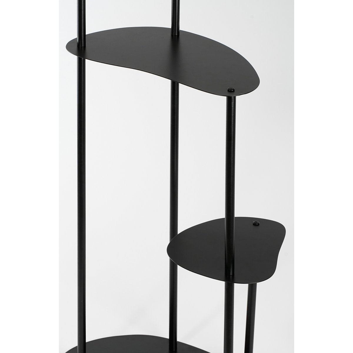 De zachte, asymmetrische lijnen van de plateaus geven de tafel een elegante uitstraling. Minimalistisch van ontwerp, maar rijk aan karakter.

