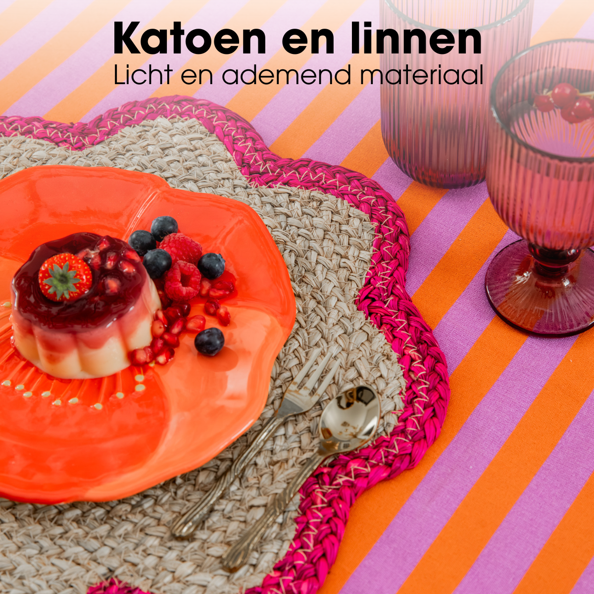 Detailopname van een gedekte tafel met bijpassend servies met het oranje-roze tafelkleed