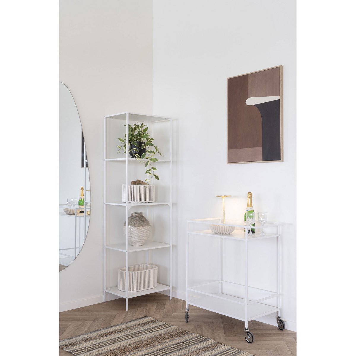 Serveerwagen op wielen wit staal 2 lagen 79 cm in een hal of extra kamer met ander wit meubilair