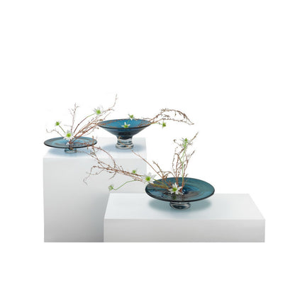 3 glazen taartplateau inktblauw rond 32 cm Alain op witte kastjes, met stengels van bloemen