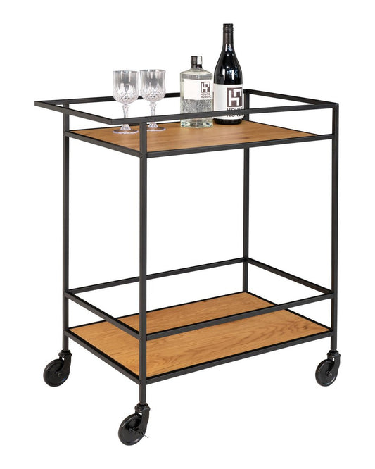 Moderne bartrolley met zwart metalen frame en eikenlook planken, gestyled met glazen en drankflessen