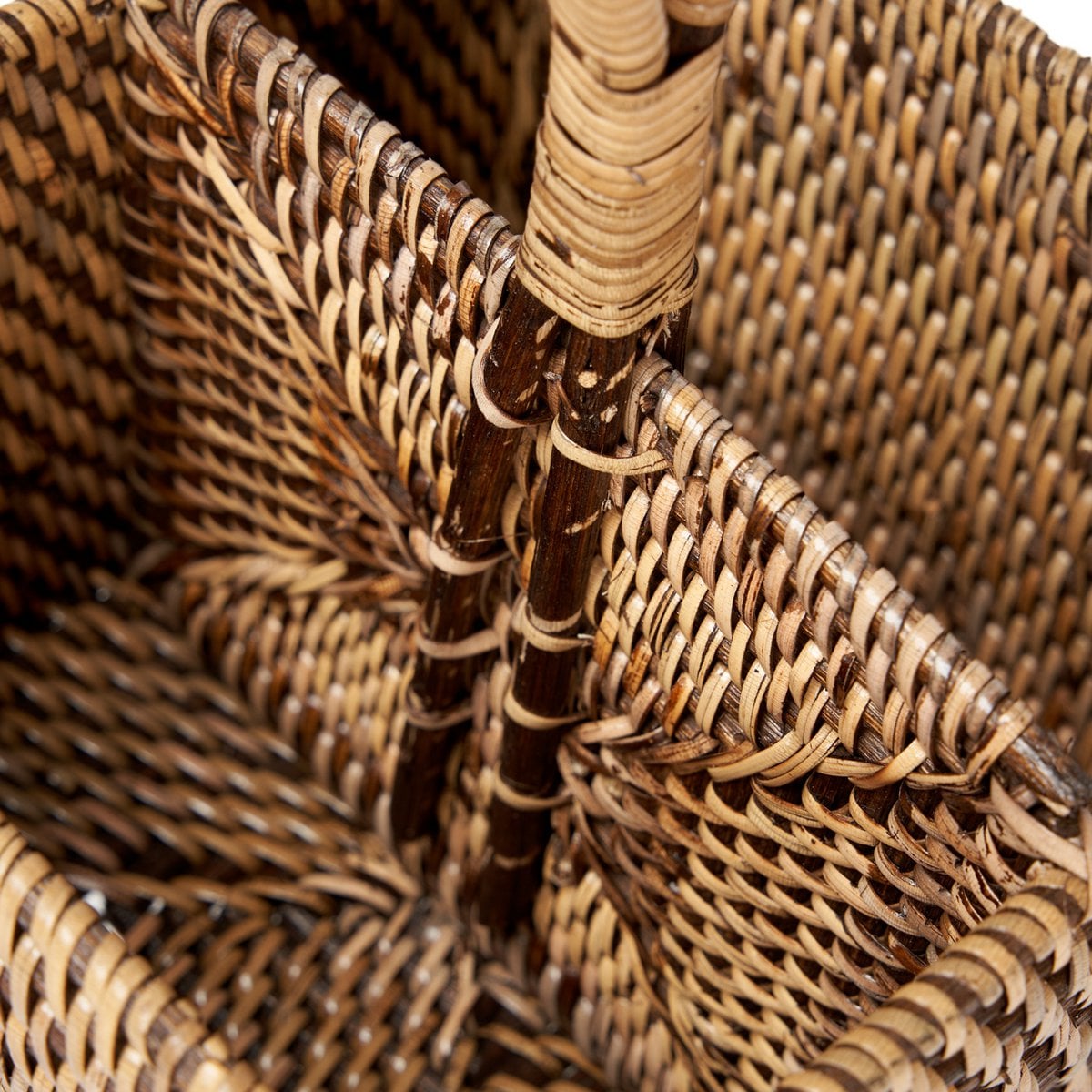 Detail van de geweven rotan bestekhouder bruin aan de binnenkant