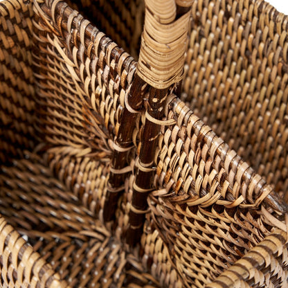 Detail van de geweven rotan bestekhouder bruin aan de binnenkant