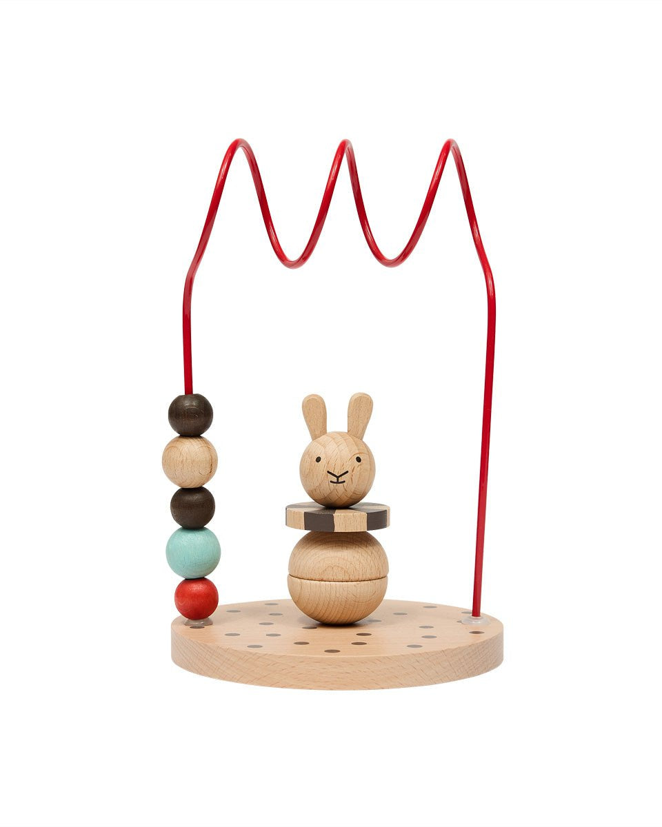 Een tijdloos en leerzaam speeltje voor de allerkleinsten: dit houten kralenspiraal met een schattig konijntje stimuleert zowel de motoriek als de fantasie.