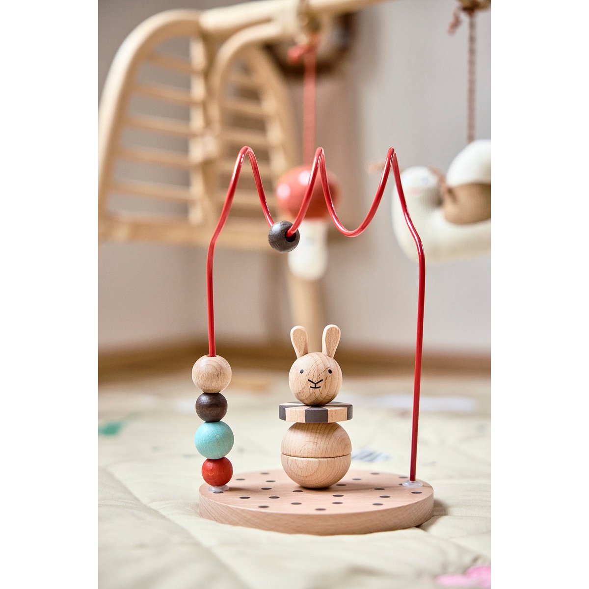 De vrolijk gekleurde kralen en het zachte houten konijntje nodigen uit om te ontdekken. Kinderen oefenen spelenderwijs hun hand-oogcoördinatie.