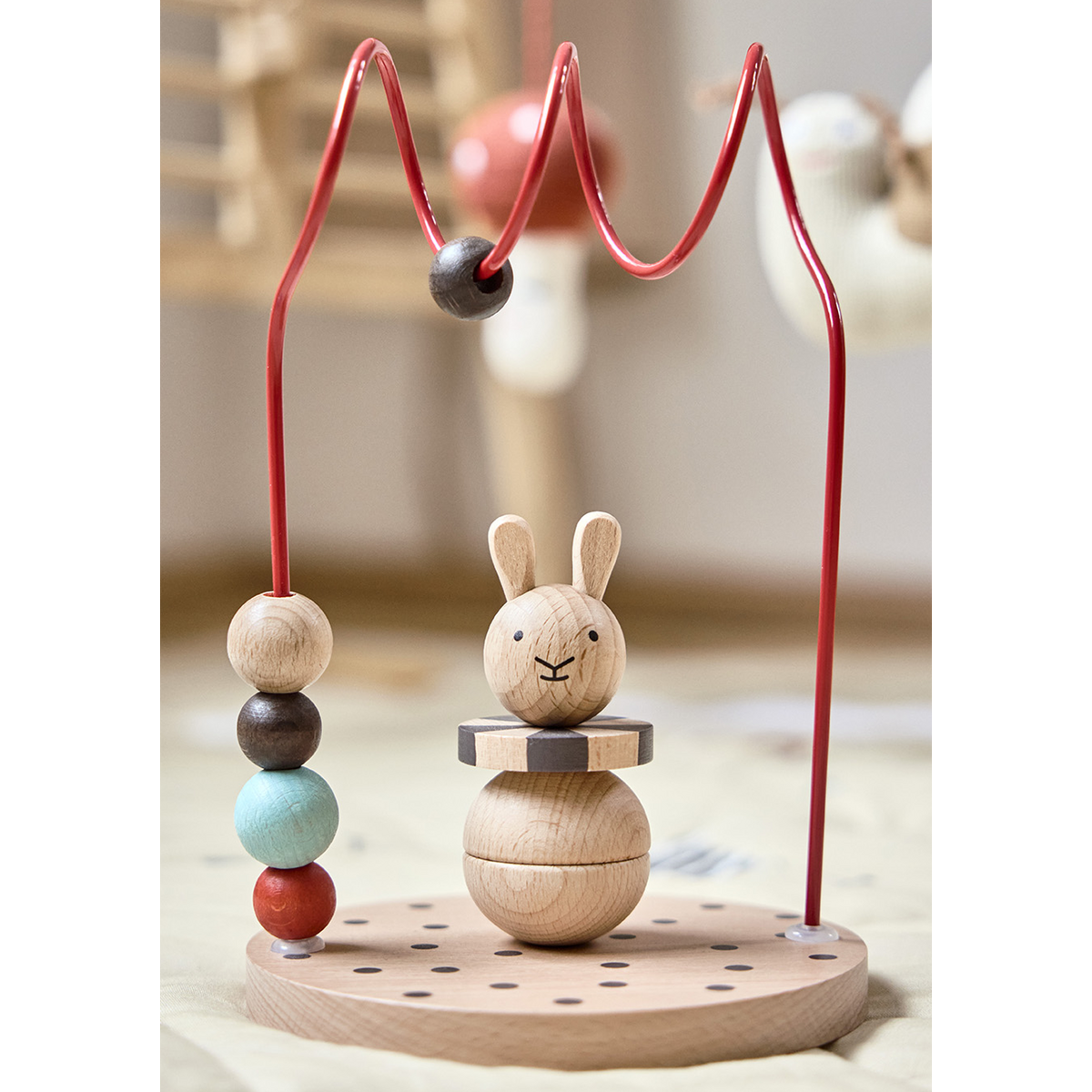 Met zorg afgewerkt uit hoogwaardig hout en veilige verf op waterbasis. Duurzaam speelgoed dat generaties meegaat.