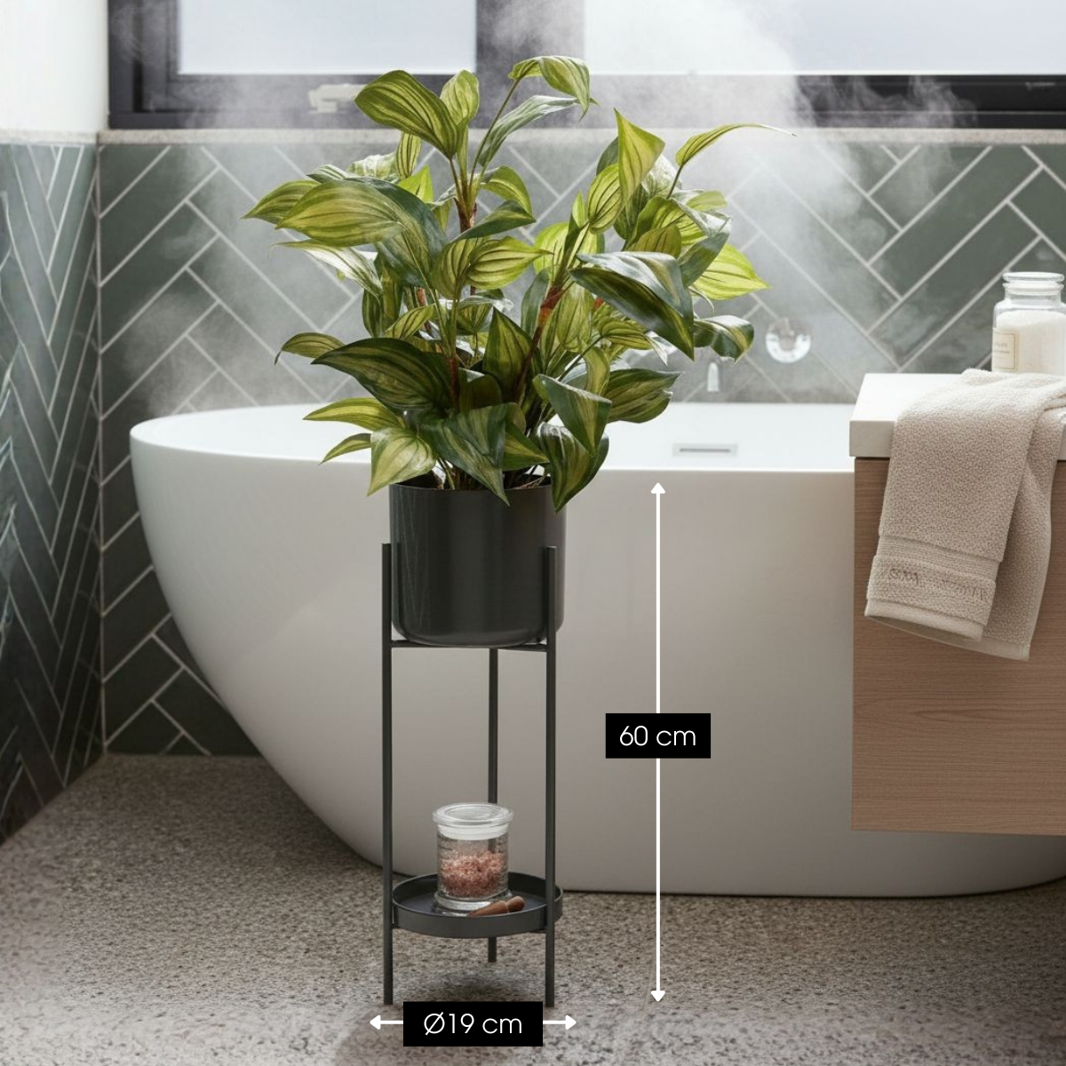 Afmetingen van plantenstandaard Colyn in de badkamer met badkamer accessoires van Luben