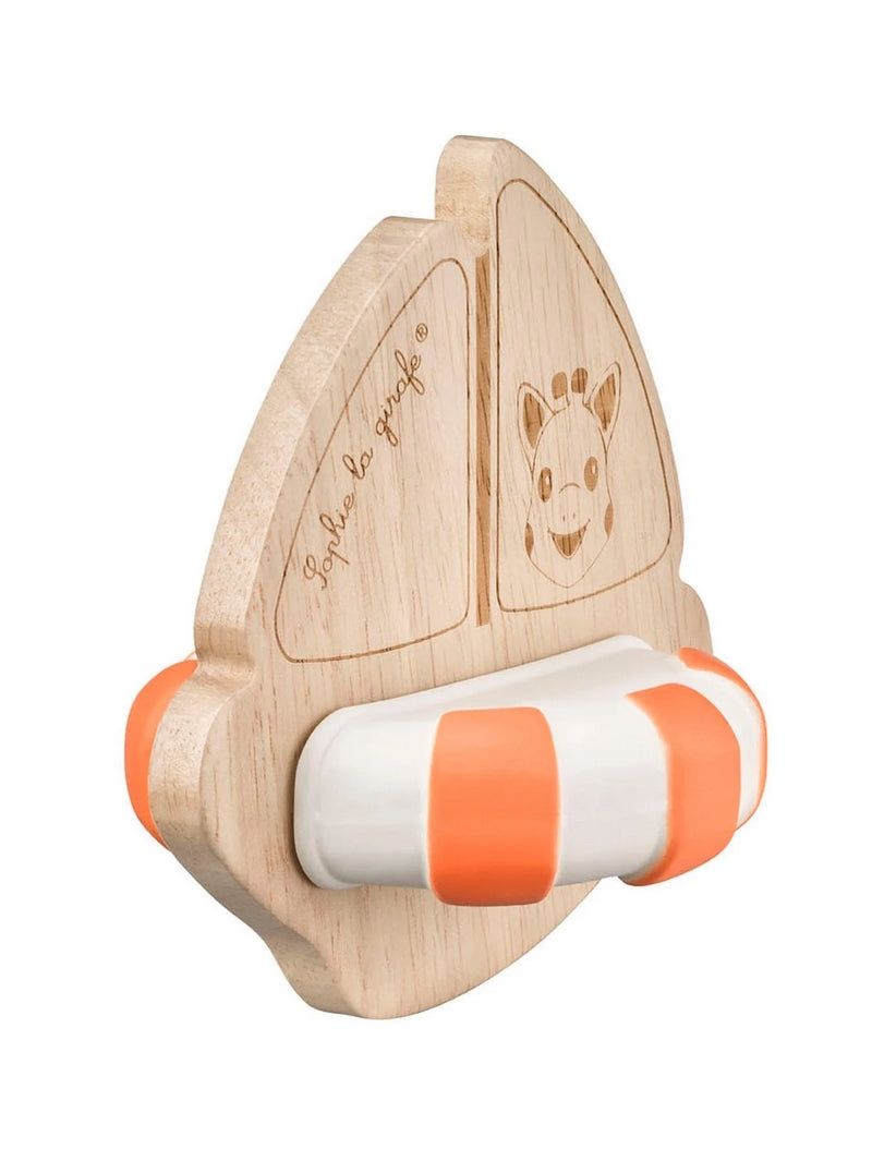 Badbootje Sophie de Giraf met boei op een witte achtergrond. Deze rubberhouten boei zorgt voor uren speelplezier voor je kleintje!
