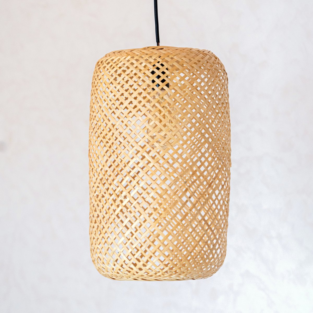Bamboe hanglamp naturel 22 cm Agung tegen een witte muur
