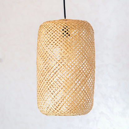 Bamboe hanglamp naturel 22 cm Agung tegen een witte muur