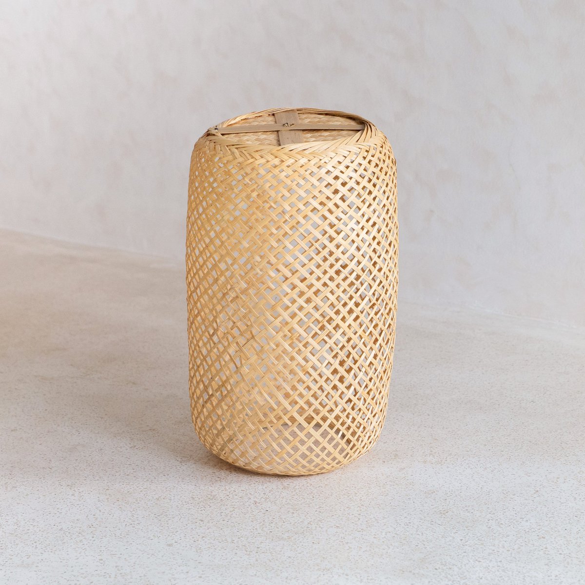 Bamboe hanglamp naturel 22 cm Agung zonder snoer op een witte tegelvloer