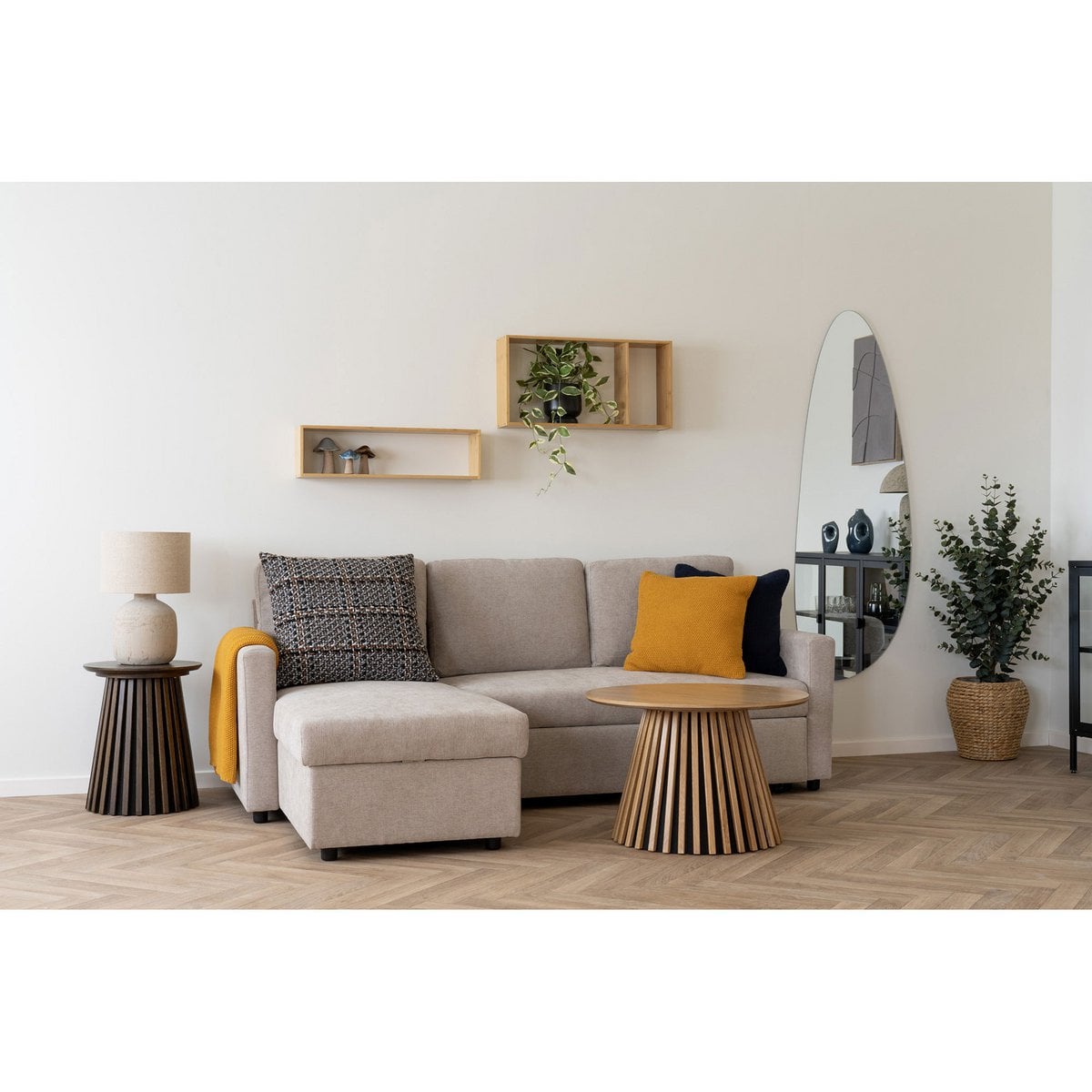 Bamboe wandplank naturel Ember, samen met een andere wandplank, gestyled in modern interieur met gele accenten.