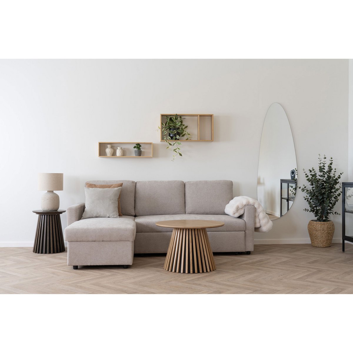 Bamboe wandplank naturel met twee vakken Ember gestyled in modern grijs interieur