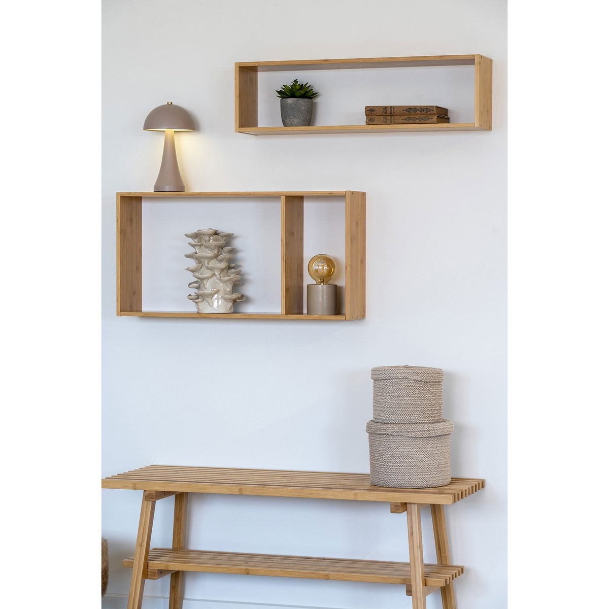 Bamboe wandplank naturel met twee vakken Ember samen met een andere Ember wandplank, boven bamboe kruk
