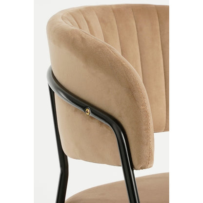 De afgeronde rugleuning met verticale stiksels biedt niet alleen ondersteuning, maar ook een elegante look. Het matzwarte staal zorgt voor een subtiel industrieel accent.
