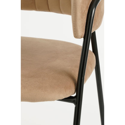 Dankzij de comfortabele zitting kun je urenlang tafelen. Het stevige frame biedt stabiliteit zonder aan elegantie in te boeten.
