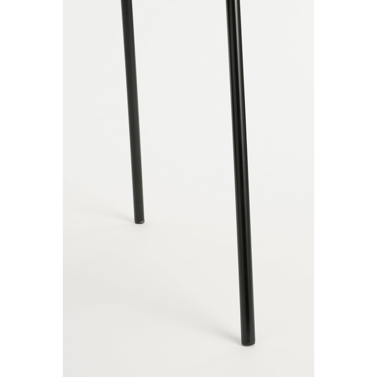 De slanke metalen poten zorgen voor een luchtige uitstraling, terwijl ze het geheel een modern en krachtig karakter geven.
