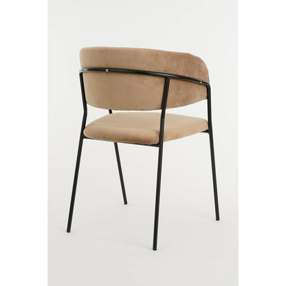 De stoel is rondom even mooi afgewerkt – een design dat gezien mag worden, ook als het midden in de ruimte staat.
