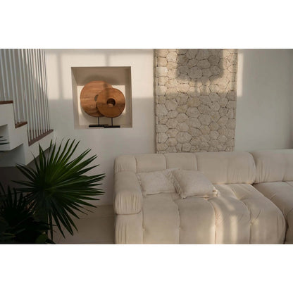 Naturel kussenhoes geplaatst op neutrale zithoek in boho interieur