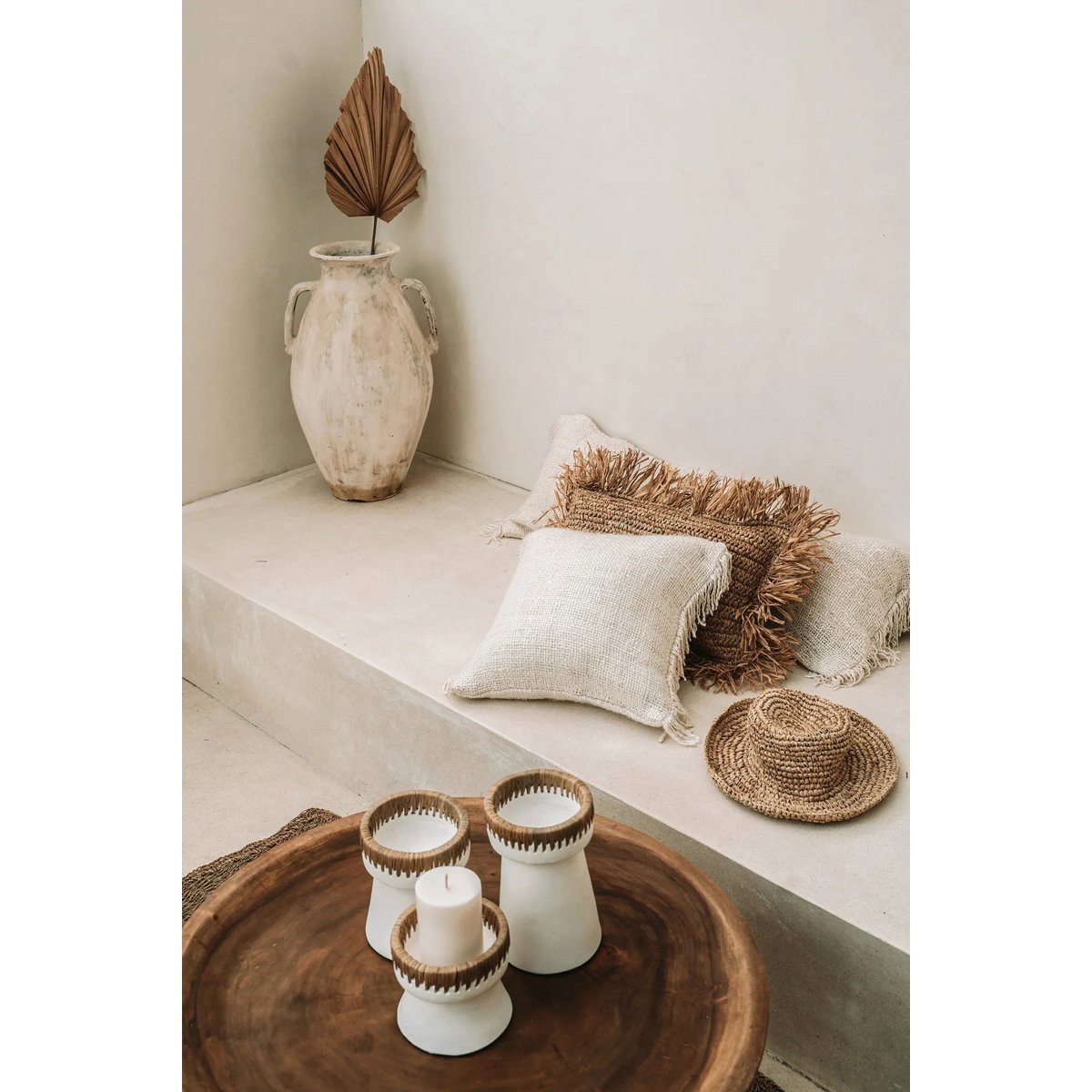 Gezellige styling met naturel kussenhoes op houten bijzettafel