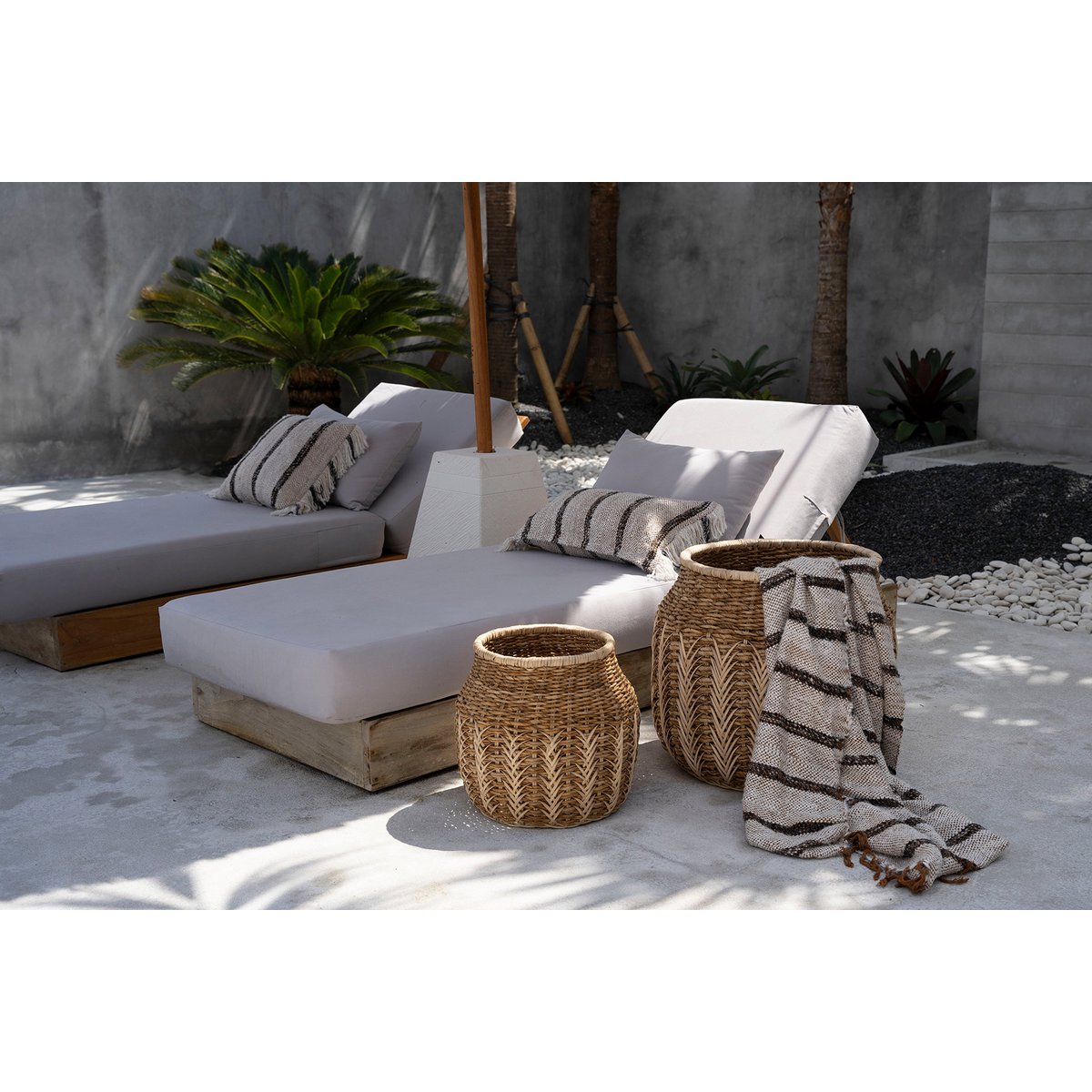 Kussenhoes boho wit gestyled op een buitenlounge met natuurlijke meubels