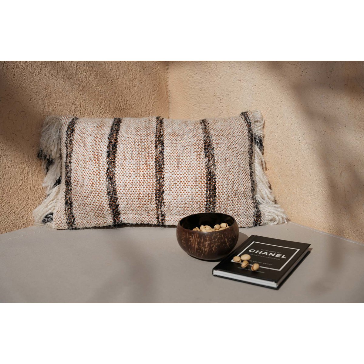 Detailopname van de textuur en het label van de boho witte kussenhoes