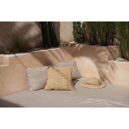 Beige kussenhoes 35x100 in loungehoek met zachte tinten