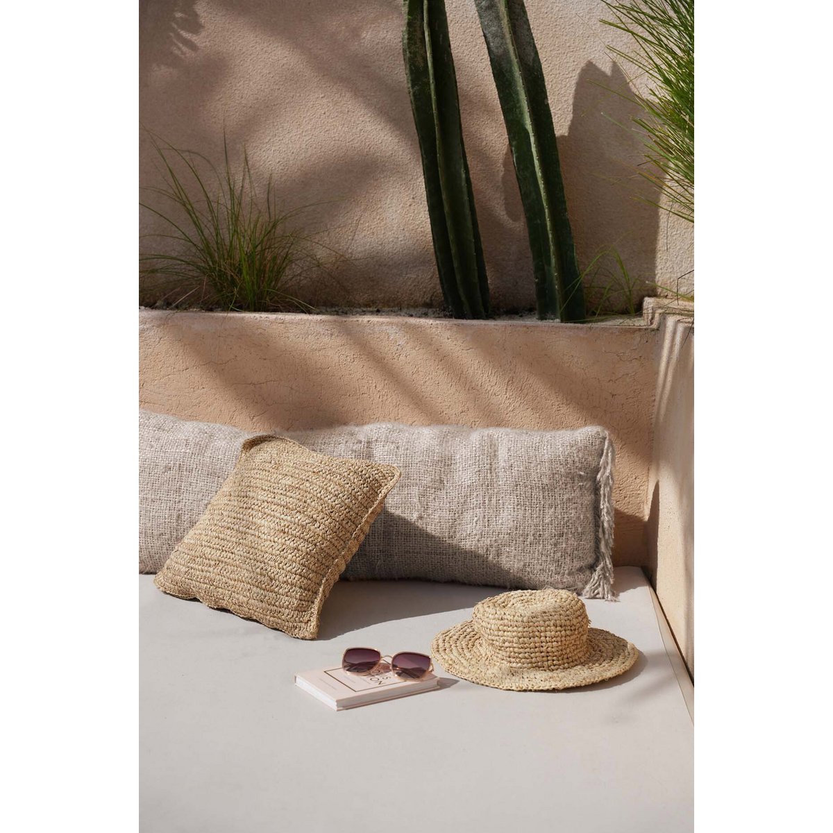 Close-up van de geweven textuur van de beige kussenhoes