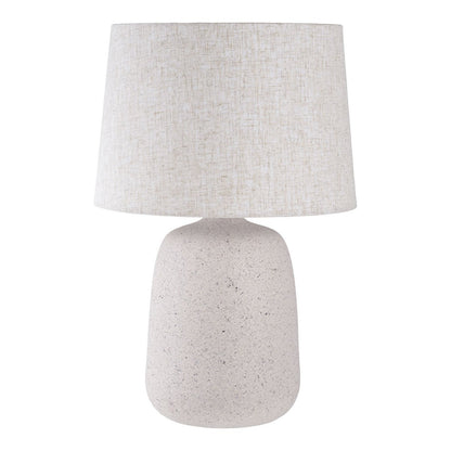 Beige keramische tafellamp met linnen kap op witte achtergrond