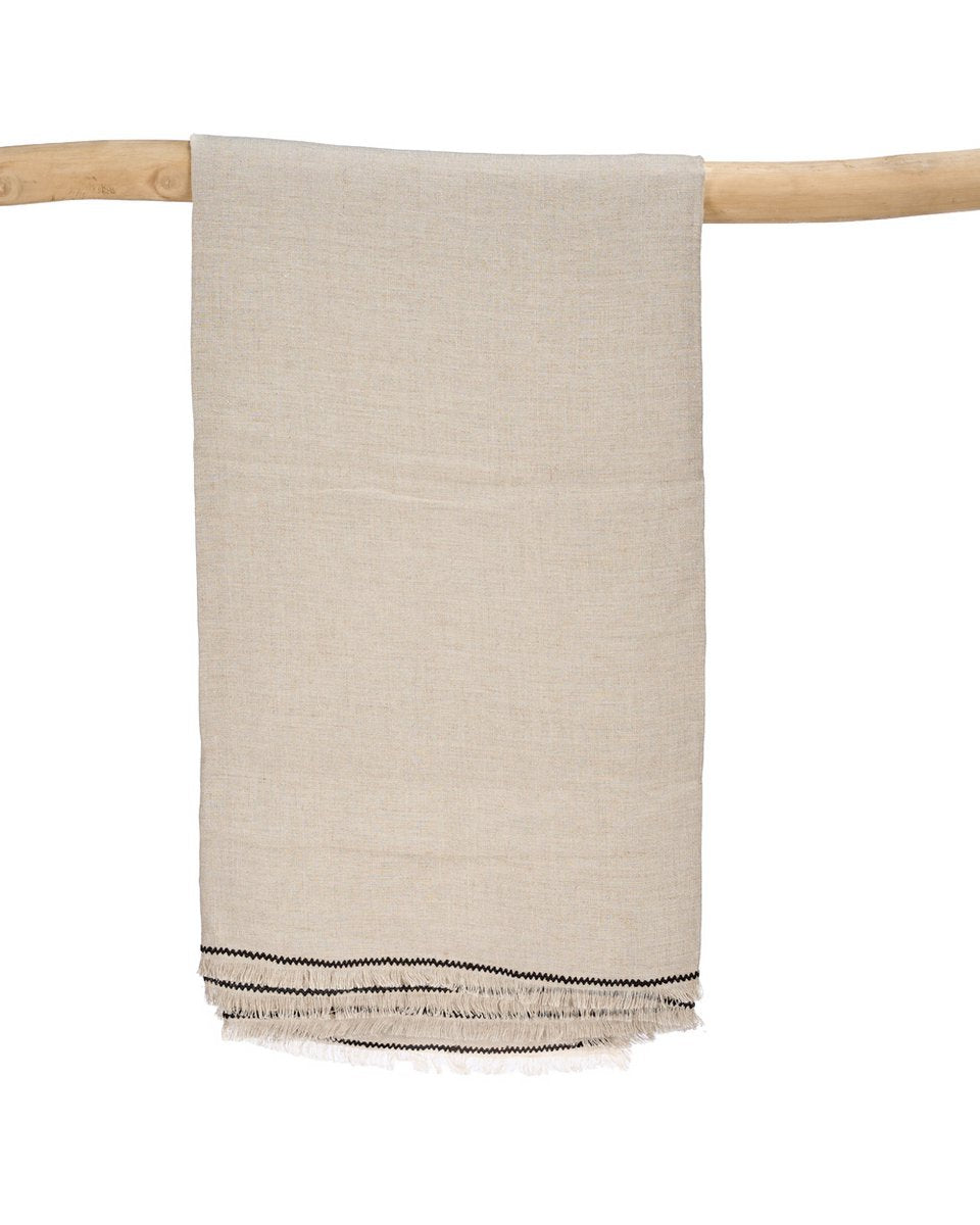 Beige met zwart Toscaans tafelkleed op wit achtergrond. Perfect voor een boho interieur stijl