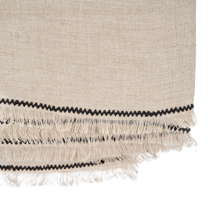 Closeup detail van het beige met zwart Toscaans tafelkleed. Perfect voor een boho interieur stijl