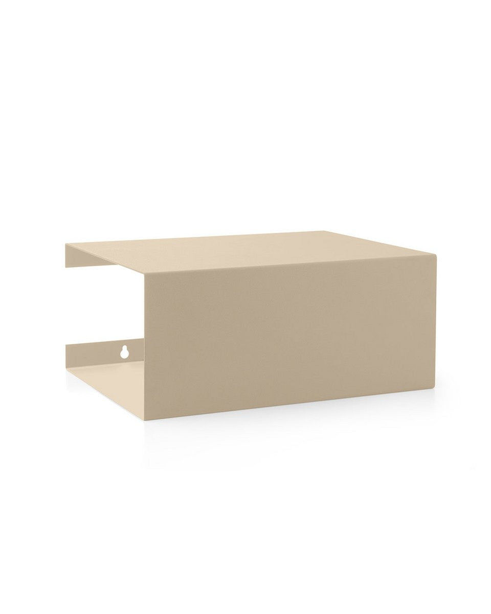 Beige metalen wandplank tegen witte achtergrond