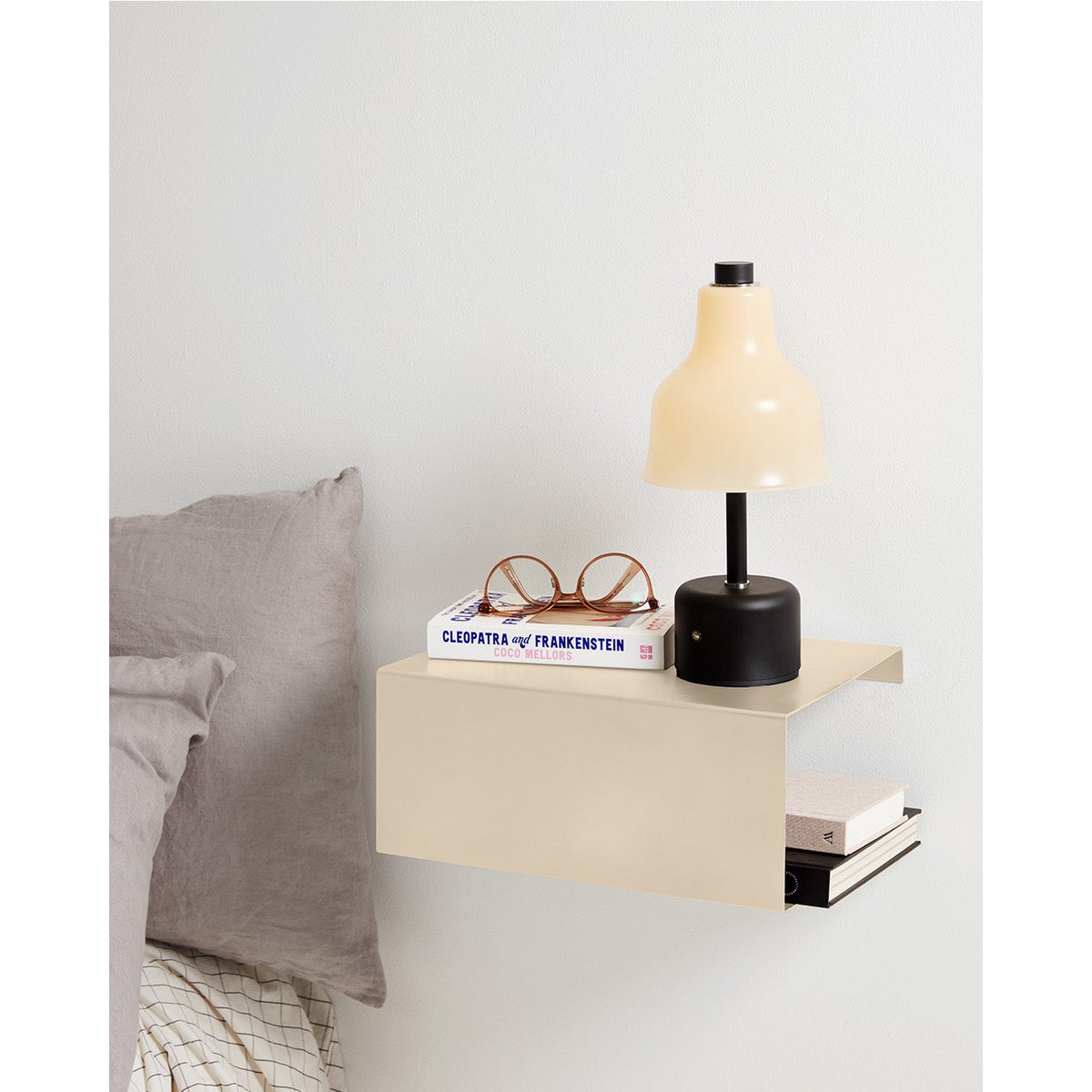 Beige boxshelf gebruikt als minimalistisch nachtkastje in modern interieur