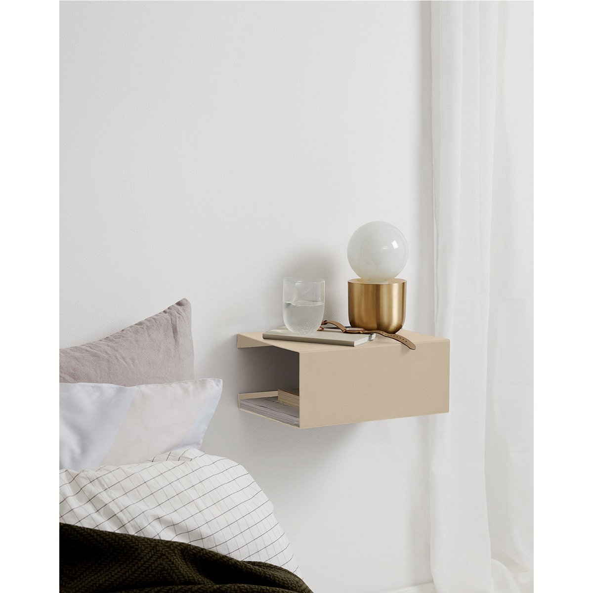 BoxShelf beige aan slaapkamermuur met decoratie