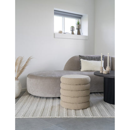 Brooklyn poef geplaatst in modern interieur naast bank