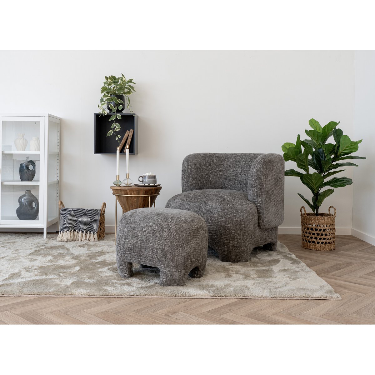 Nazare poef in modern interieur naast een fauteuil