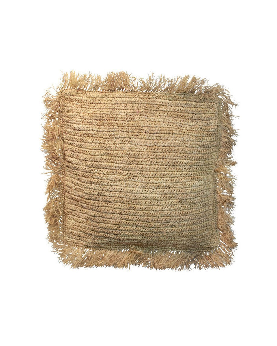 Afbeelding van een vierkante zwarte raffia kussenhoes met franjes.