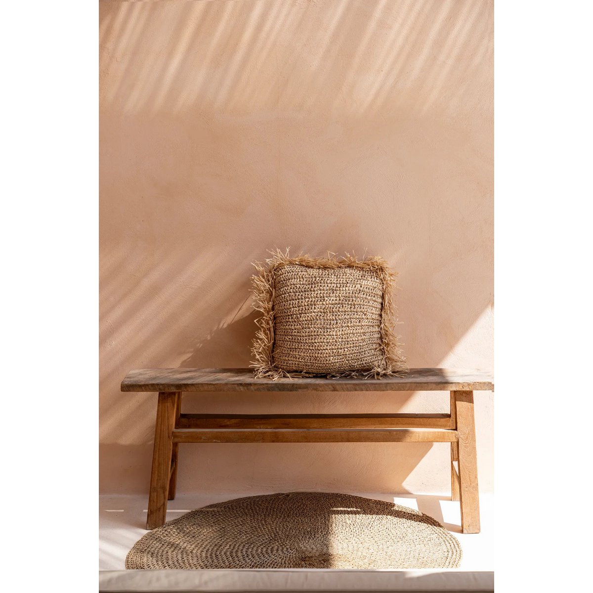 Beige raffia kussenhoes 60 X 60cm gestyled in boho buitenkamer