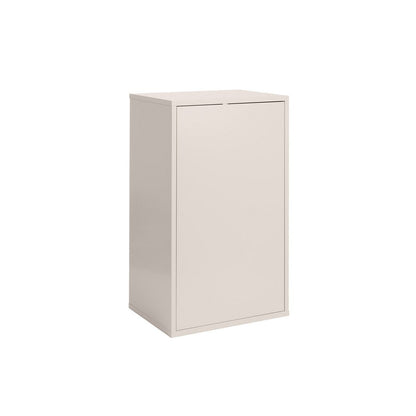 Gesloten wand-wasbox in linnenkleur tegen een witte muur