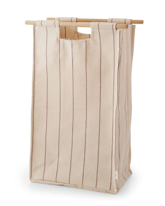 Afbeelding van de wandgemonteerde wasopbergzak in naturel met strepen, hangend aan eiken pennen