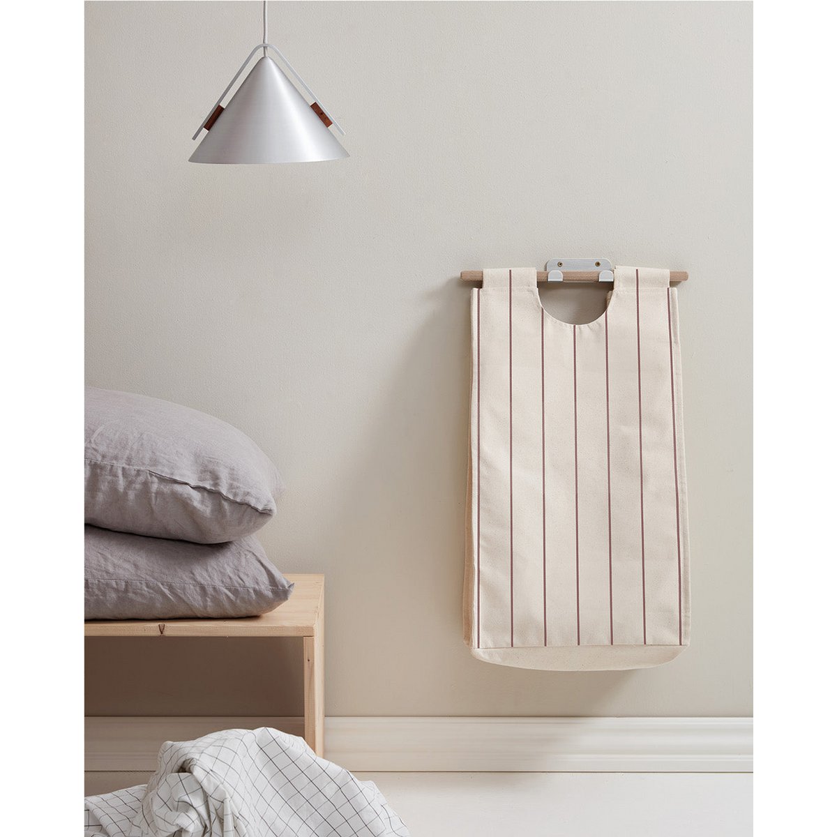 De wasopbergzak gestyled aan de muur in een slaapkamer