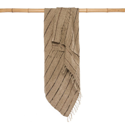 Bruine plaid met zwarte strepen – handgeweven woondeken van katoen met natuurlijke textuur.