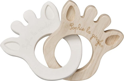 Twee Sophie la Girafe bijtringen van natuurlijk rubber en Hevea-hout, in giraffe-silhouetvorm.