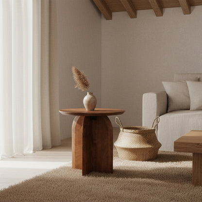 Bijzettafel hout rond naturel 50 cm Bullnose in woonkamer op wollen tapijt met een vaas met een droogbloem erin